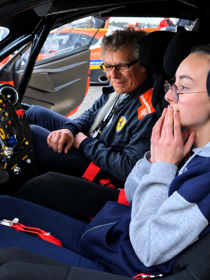 Baptême à bord d'une Ferrari de course pour Jade